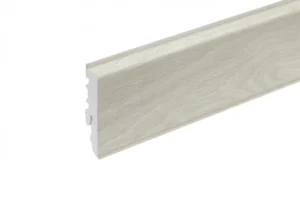PVC ПЛИНТУС 526 15X60X2.2 СВЕТЛО-СЕРЫЙ